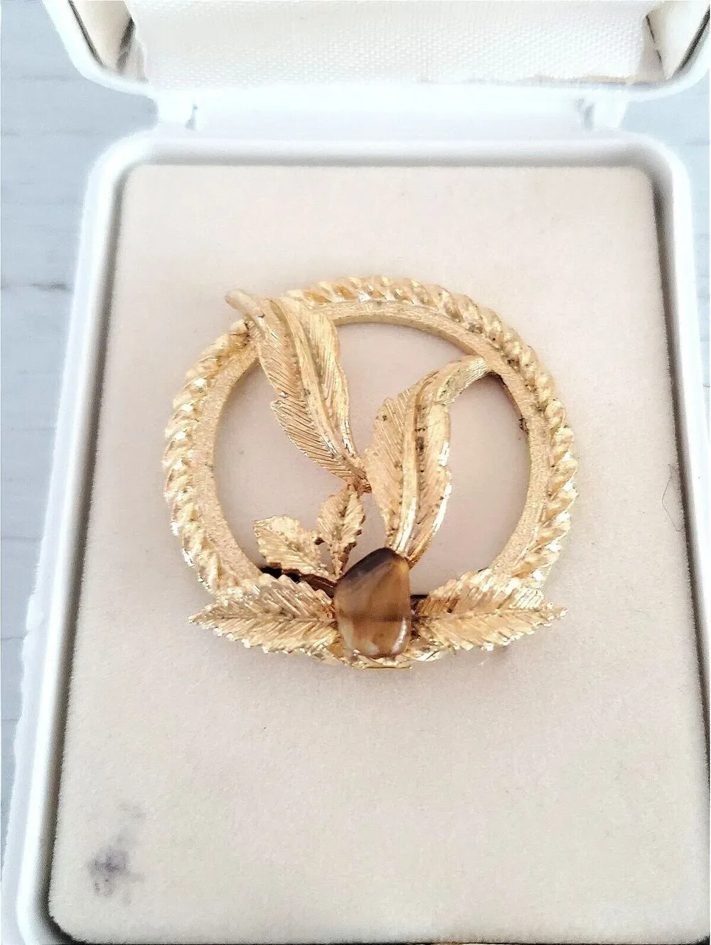 Vintage Gold Wreath Rope Edge Tiger Eye Stone Accent Brooch